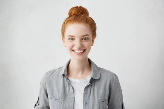 用户在手机上使用BOB体育APP